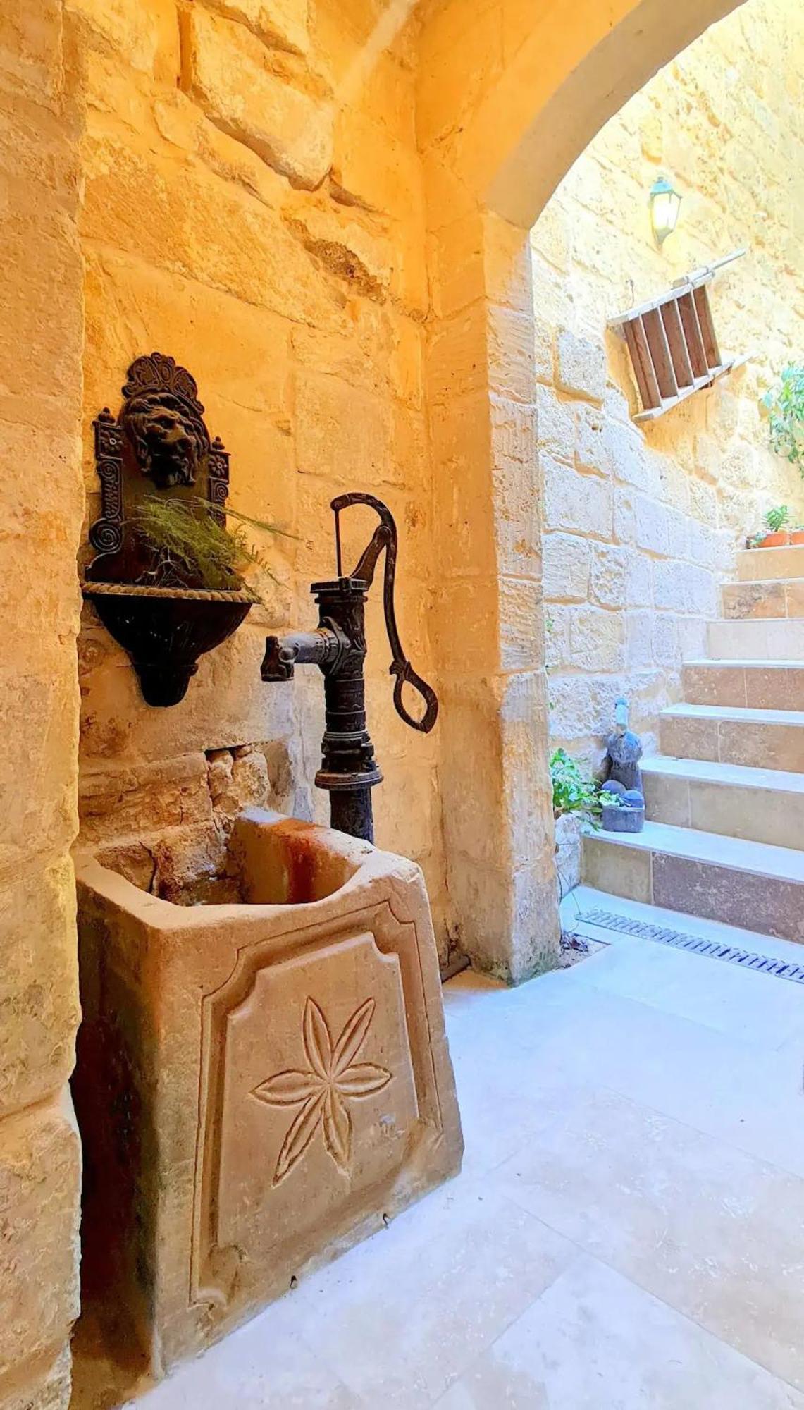 Historic Hideaways - 900 Year Old Converted Studios Victoria Zewnętrze zdjęcie