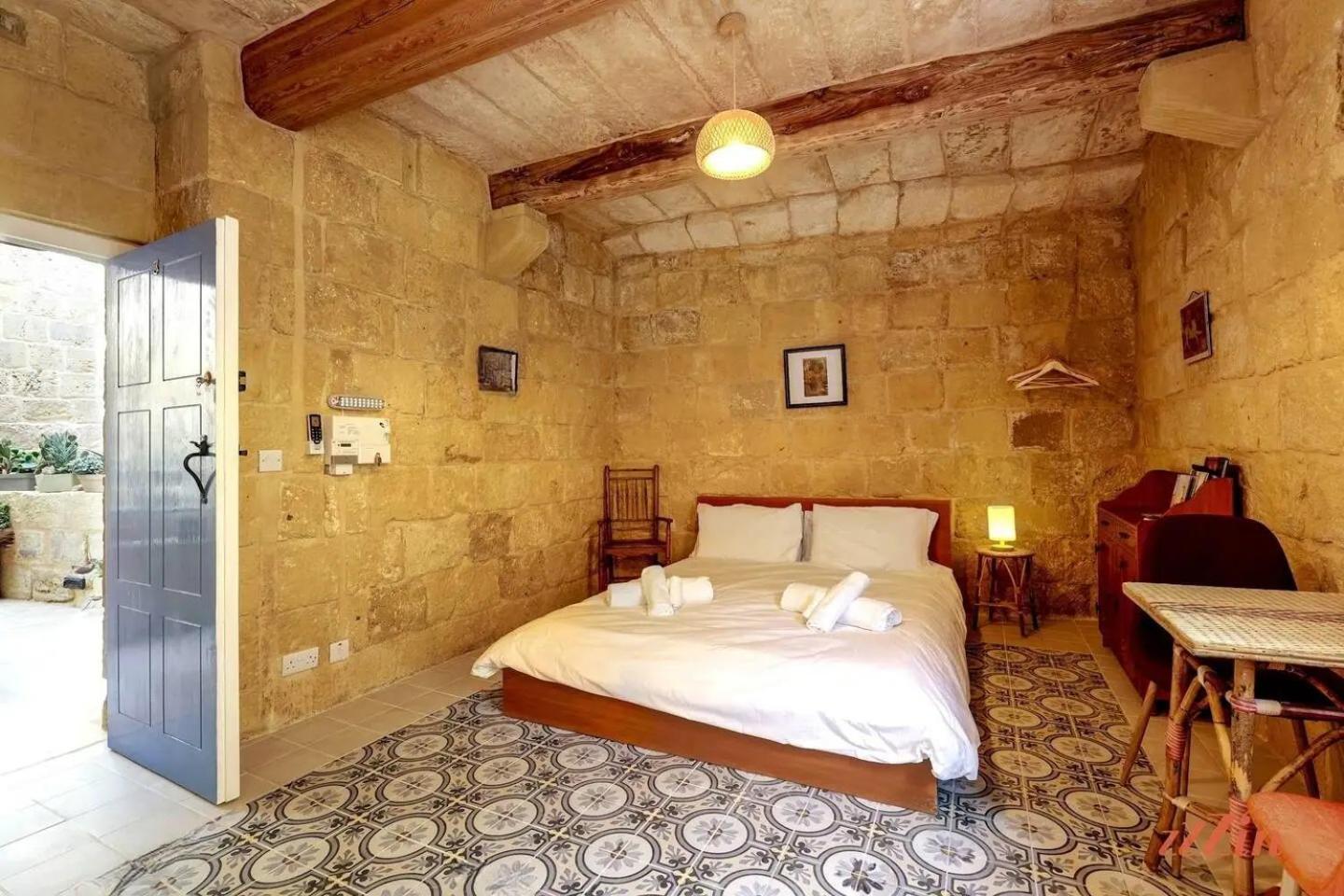 Historic Hideaways - 900 Year Old Converted Studios Victoria Zewnętrze zdjęcie