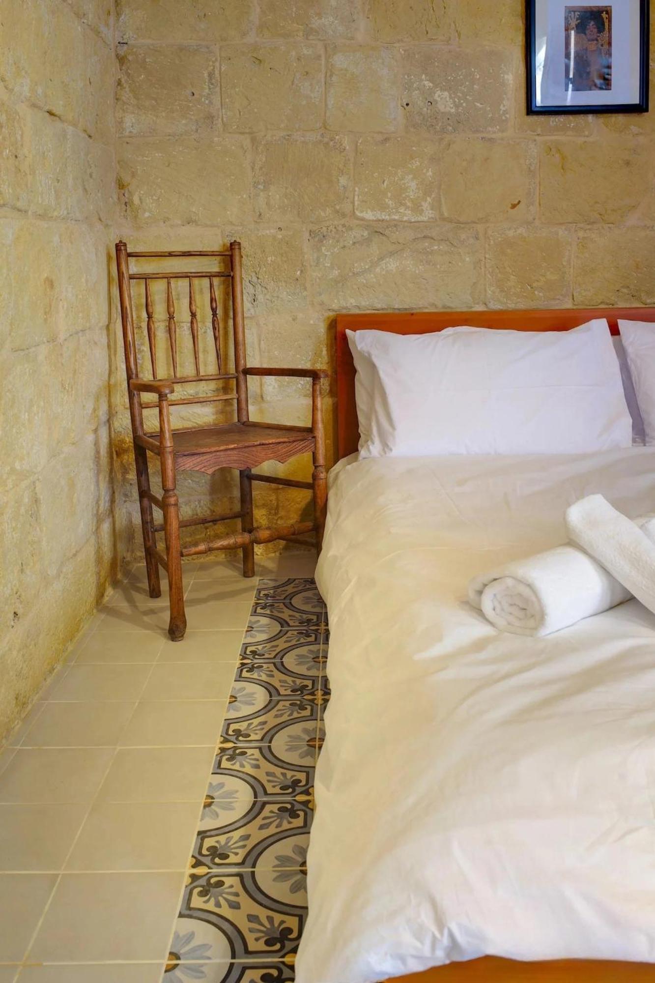 Historic Hideaways - 900 Year Old Converted Studios Victoria Zewnętrze zdjęcie