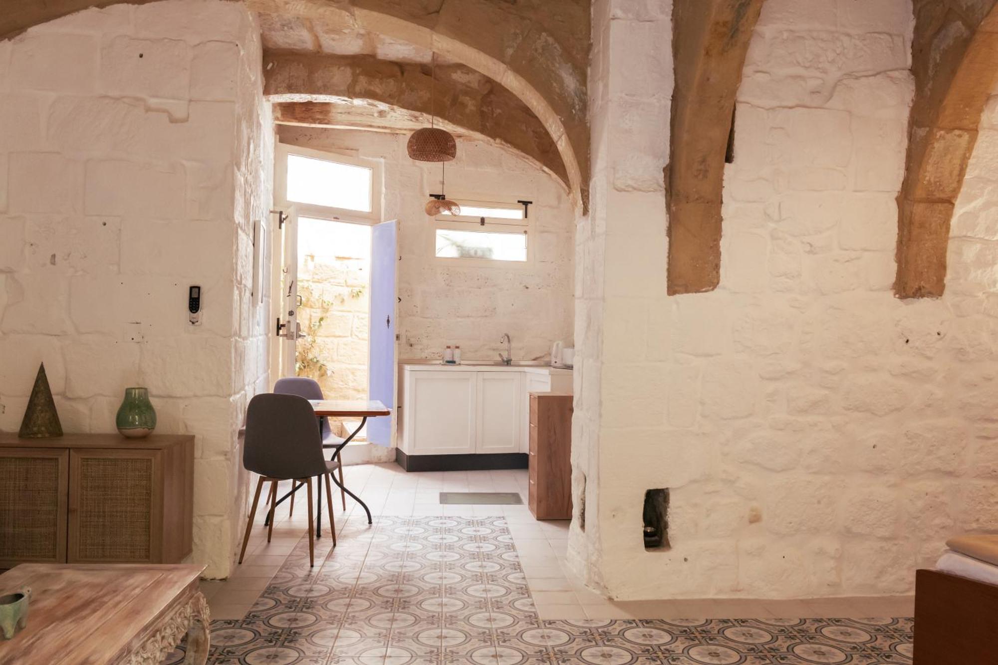 Historic Hideaways - 900 Year Old Converted Studios Victoria Zewnętrze zdjęcie